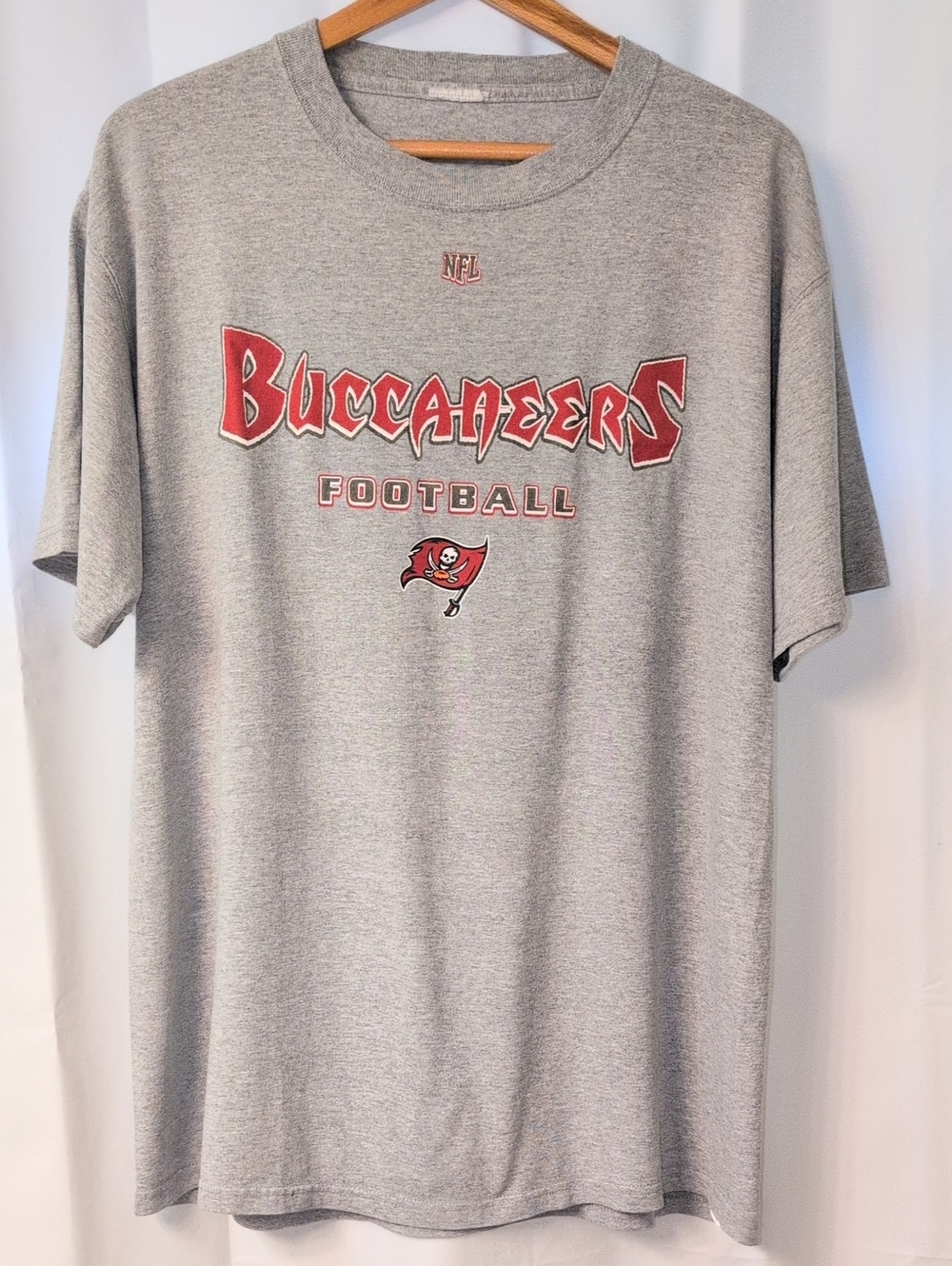 Vintage 2003 Men's NFL Tampa Bay Buccaneers VF Imagewear Graphic Gray T-Shirt